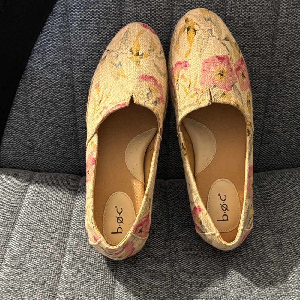 b.o.c. Women's Floral Canvas Loafers - Cream and Pink